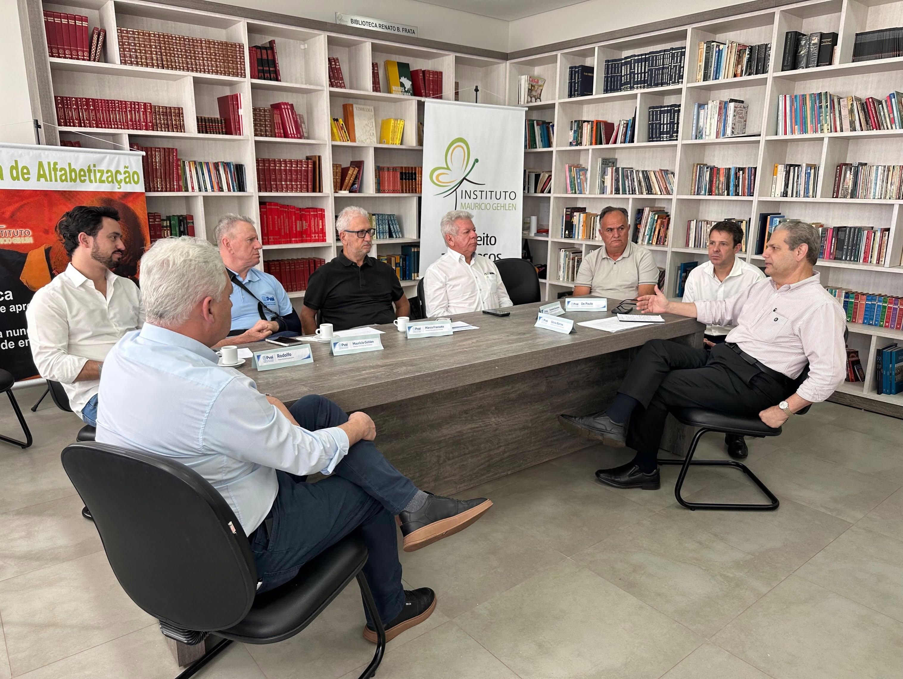 Prefeitos de cidades-polo fortalecem parceria em encontro sobre gestão pública no Paraná